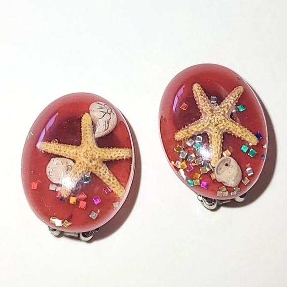 RED CONFETTI LUCITE EARRINGS with STARFISH SHELLS & GLITTER - Picture 6 of 6